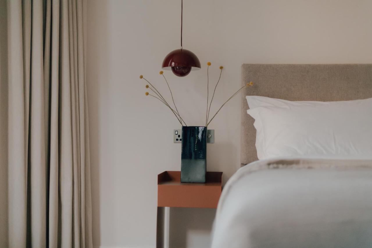 Leighton House - Boutique Guesthouse Бат Экстерьер фото A bedside table