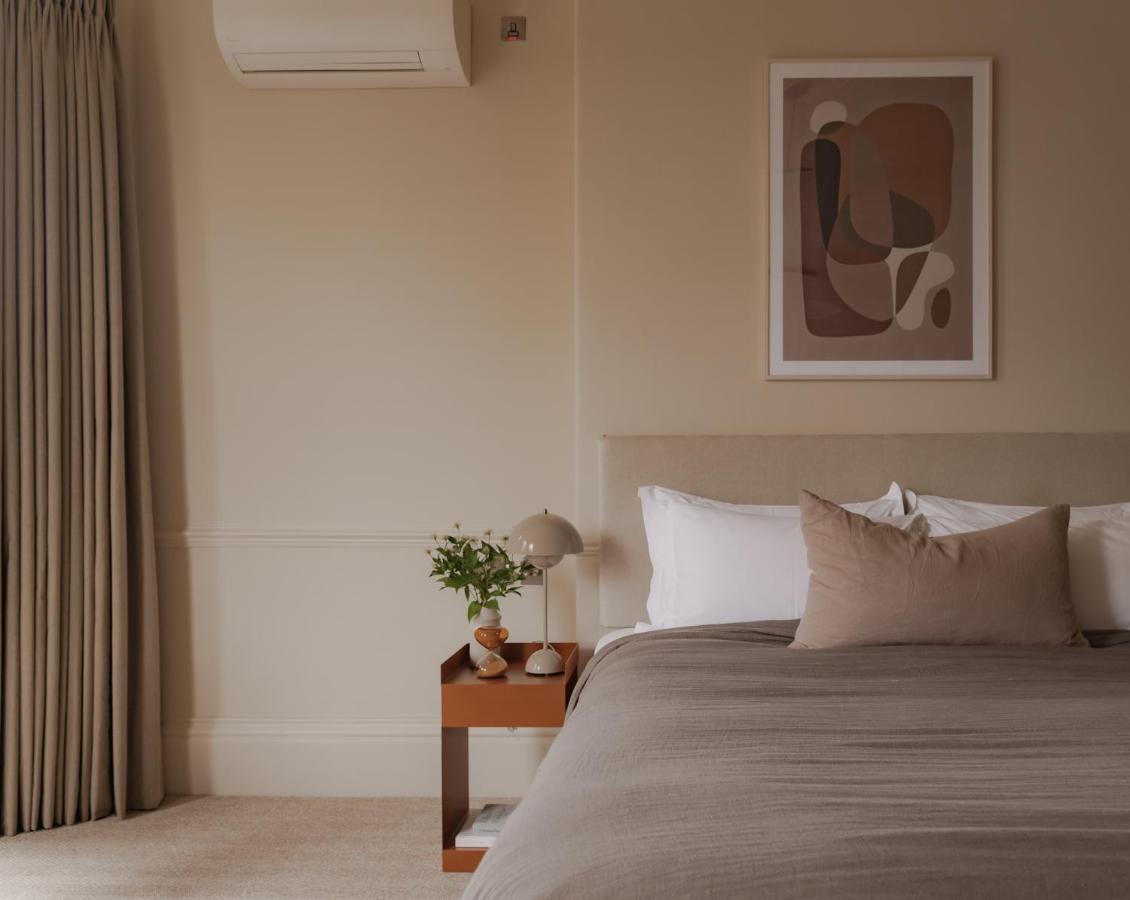 Leighton House - Boutique Guesthouse Бат Экстерьер фото A bedroom with a wall mounted air conditioner