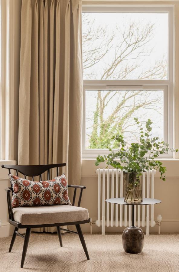 Leighton House - Boutique Guesthouse Бат Экстерьер фото A window with a windowsill