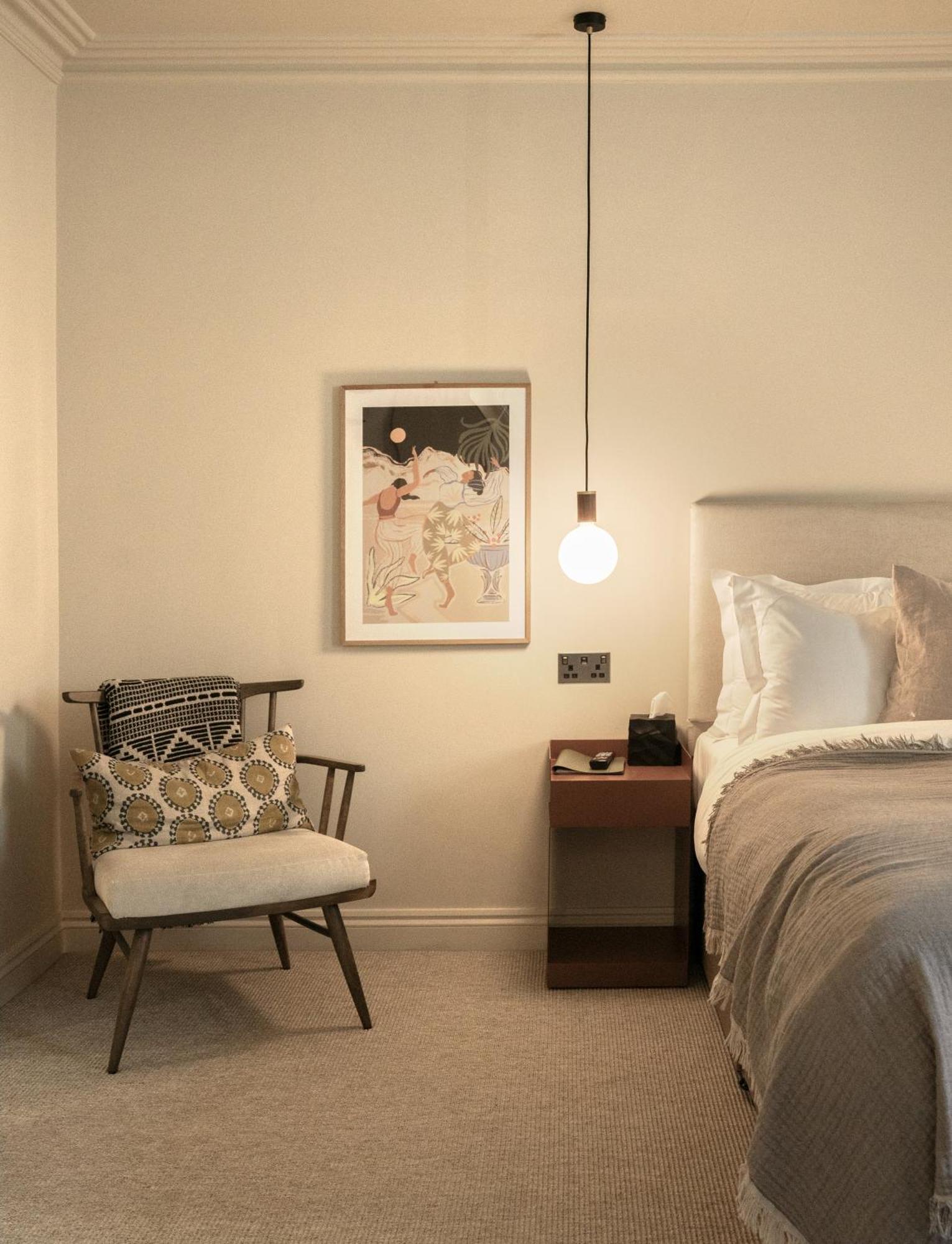 Leighton House - Boutique Guesthouse Бат Экстерьер фото A bedroom with a light bulb