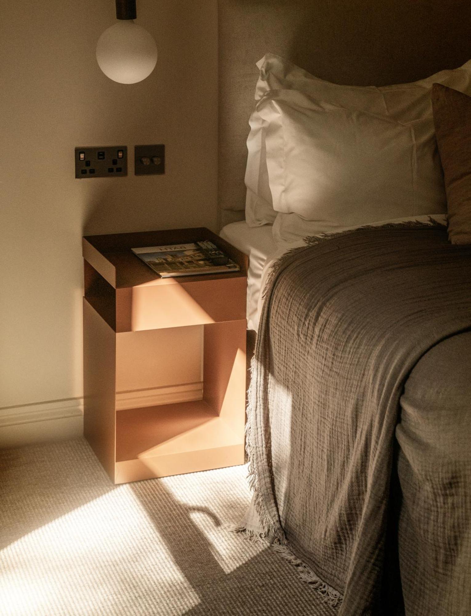 Leighton House - Boutique Guesthouse Бат Экстерьер фото A bedside table