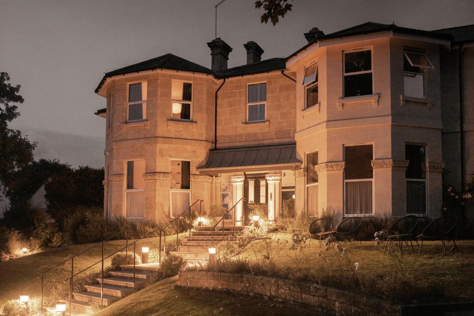 Leighton House - Boutique Guesthouse Бат Экстерьер фото The main house at night