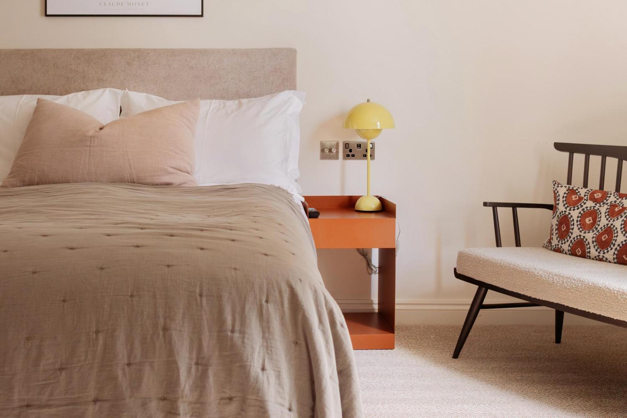 Leighton House - Boutique Guesthouse Бат Экстерьер фото A bedroom with a bed, a chair and a bedside table